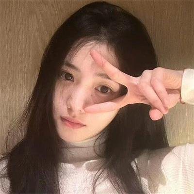 与一位女士合影